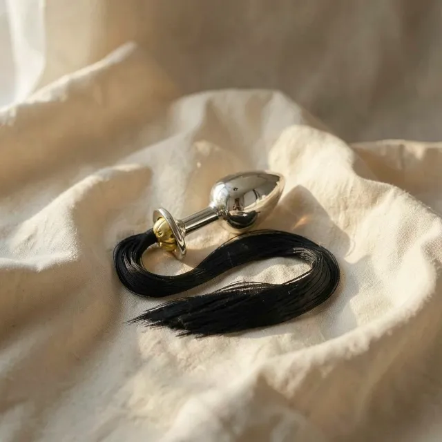 Frutille Metal Hard plug anale in acciaio con coda nera