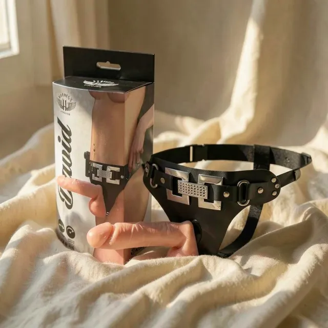 Attraction Harness Deluxe Vibrante imbracatura 18 cm vibrante