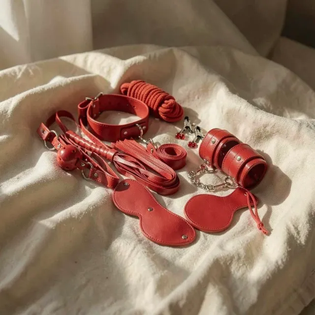 Experience Kit BDSM Rosso 8 pezzi in pelle sintetica