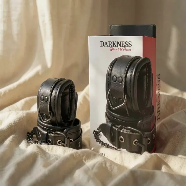 Darkness manette ecopelle nera polsi caviglie regolabili