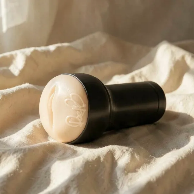 Kiiroo FeelRae Stroker masturbatore Rae Lil Black