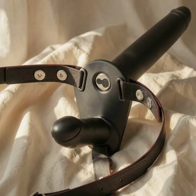 Fetish Submissive Harness doppia penetrazione strap-on nero
