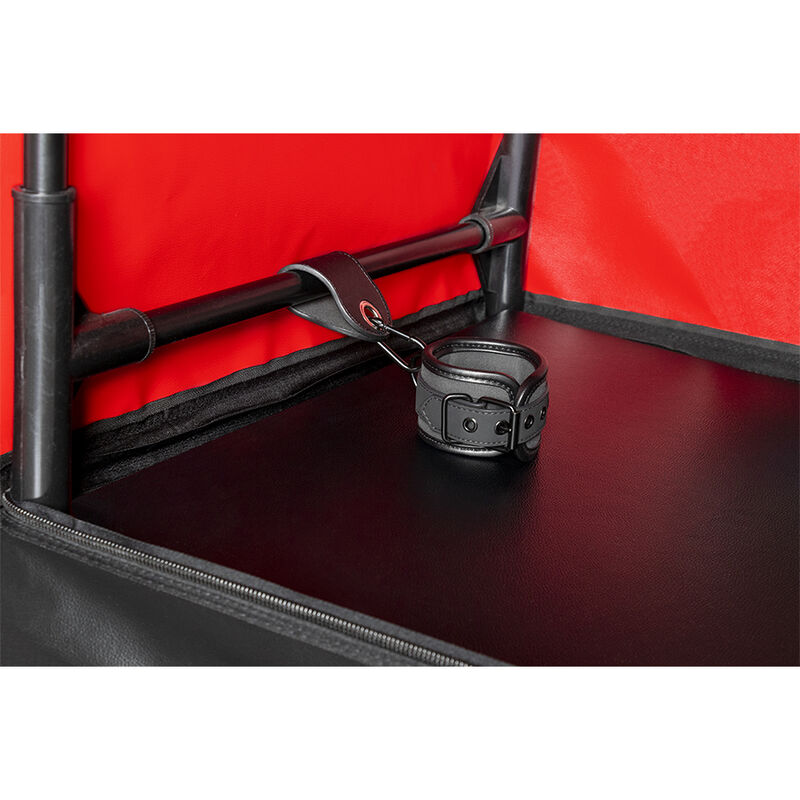 Secret Dome Kink Club Bukkake cabina BDSM nero rosso