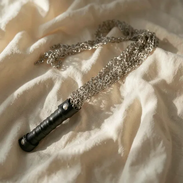 Darkness frusta bondage metallo nero