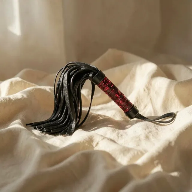 CalExotics Scandal Label flogger 37,5 cm rosso nero
