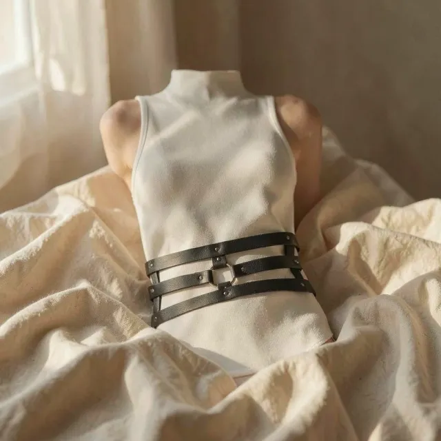 Bijoux Indiscrets Maze cintura bondage con polsini nera
