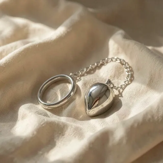 Metal Hard anello con catena e sfera 45 mm